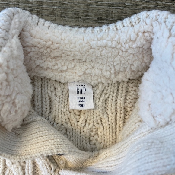 Baby Gap Cable-knit Sweater with Buttons in Ivory Size 5 - Picture 2 of 5